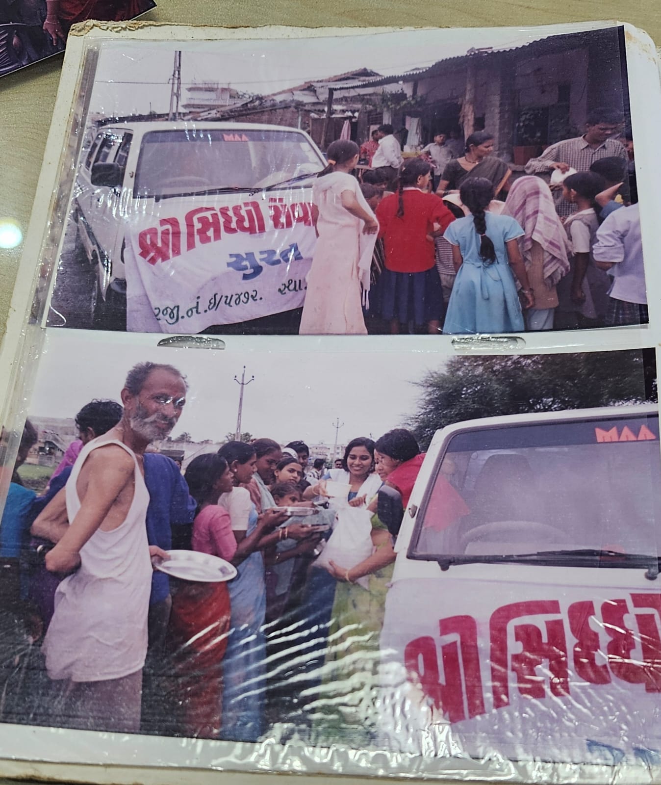 Families receiving cooked food from the Shree Siddhi Seva Trust relief vehicle